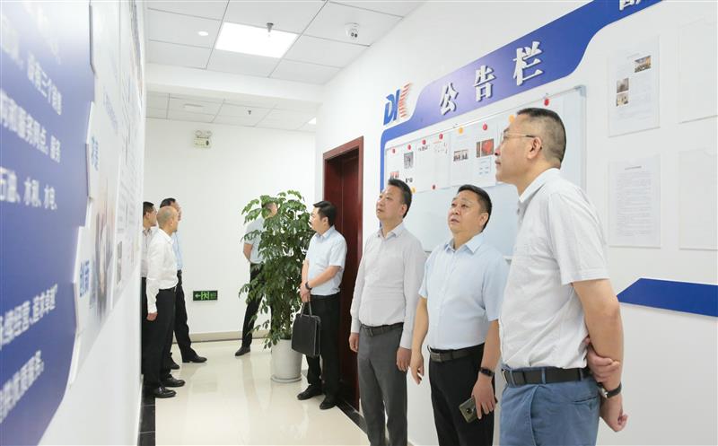 省自然Z6尊龙凯时投资集团党委书记、董事长陈贵林到地矿物资公司调研指导 