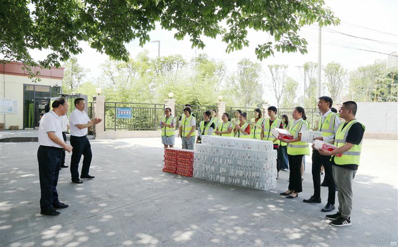 集团领导到测绘公司宣贯省委十二届五次全会精神，，，，，，开展夏送清凉活动