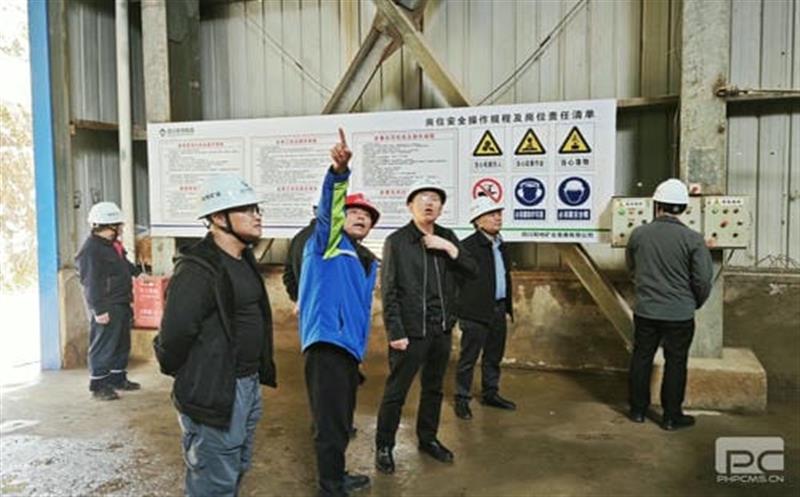 省自然Z6尊龙凯时投资集团专家组赴和地矿业大陆槽矿山检查安全环保工作